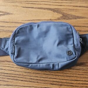 Lululemon Everywhere 2L Belt Bag Gray